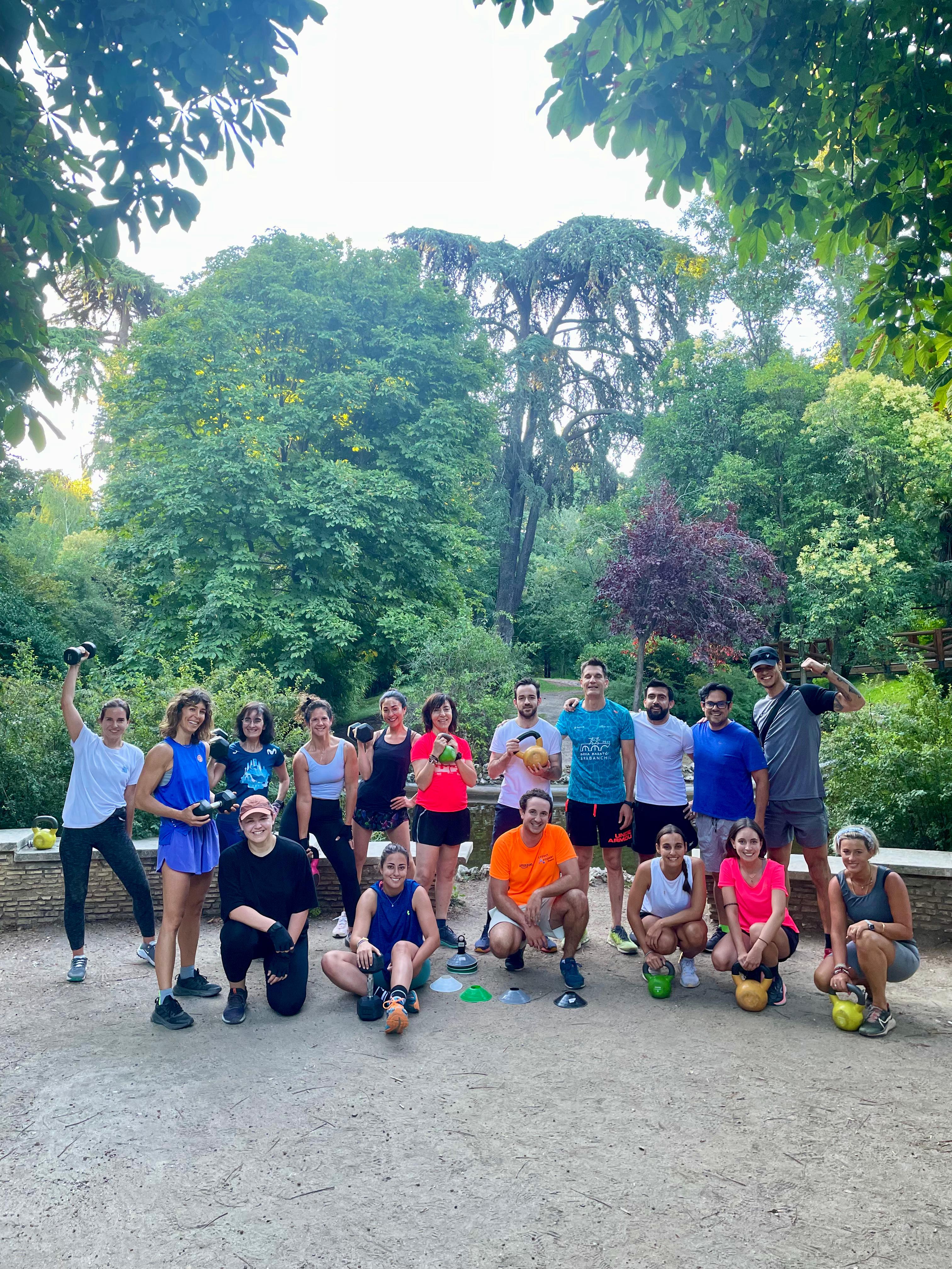 Entrenador personal asistiendo en ejercicios de movilidad para tercera edad a domicilio en Madrid